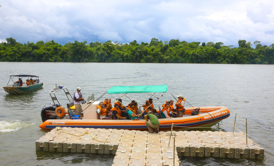 O passeio turístico inaugural da rota de Capanema sobre o Parque Nacional do Iguaçu, no Sudoeste do Paraná, aconteceu nesta sexta-feira (15). Nos mesmos moldes do trecho embaixo das cataratas de Foz do Iguaçu, a operação nesse outro ponto do rio permitirá a exploração do ecoturismo sobre diversas ilhas, trilhas e cachoeiras que compõem o ecossistema local. - Capanema, 15/02/2019 - Foto: Jaelson Lucas/ANPr