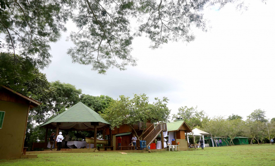 O passeio turístico inaugural da rota de Capanema sobre o Parque Nacional do Iguaçu, no Sudoeste do Paraná, aconteceu nesta sexta-feira (15). Nos mesmos moldes do trecho embaixo das cataratas de Foz do Iguaçu, a operação nesse outro ponto do rio permitirá a exploração do ecoturismo sobre diversas ilhas, trilhas e cachoeiras que compõem o ecossistema local. - Capanema, 15/02/2019 - Foto: Jaelson Lucas/ANPr