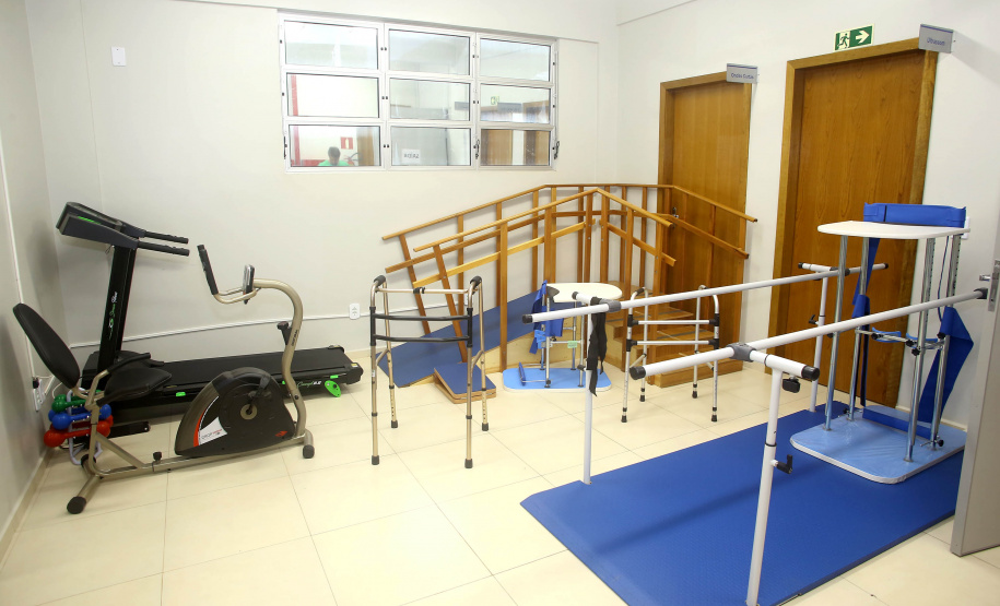 Uma cerimônia realizada nesta sexta-feira (15) em Capanema, no Sudoeste do Paraná, oficializou a entrega de uma Unidade de Saúde, uma UTI Móvel, equipamentos de fisioterapia e um ônibus de 40 lugares para a população local