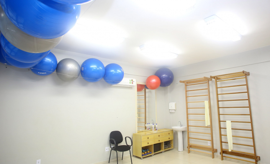 Uma cerimônia realizada nesta sexta-feira (15) em Capanema, no Sudoeste do Paraná, oficializou a entrega de uma Unidade de Saúde, uma UTI Móvel, equipamentos de fisioterapia e um ônibus de 40 lugares para a população local