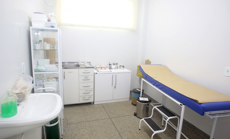 Uma cerimônia realizada nesta sexta-feira (15) em Capanema, no Sudoeste do Paraná, oficializou a entrega de uma Unidade de Saúde, uma UTI Móvel, equipamentos de fisioterapia e um ônibus de 40 lugares para a população local