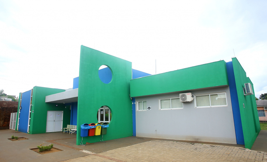 Uma cerimônia realizada nesta sexta-feira (15) em Capanema, no Sudoeste do Paraná, oficializou a entrega de uma Unidade de Saúde, uma UTI Móvel, equipamentos de fisioterapia e um ônibus de 40 lugares para a população local