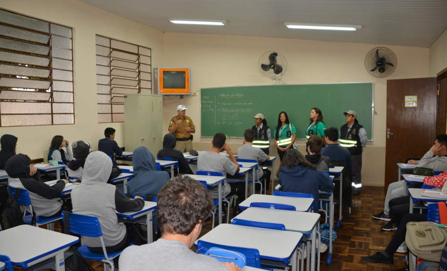 Detran-PR faz abordagens nas salas na Operação Volta às Aulas.Foto: Divulgação/DetranPR