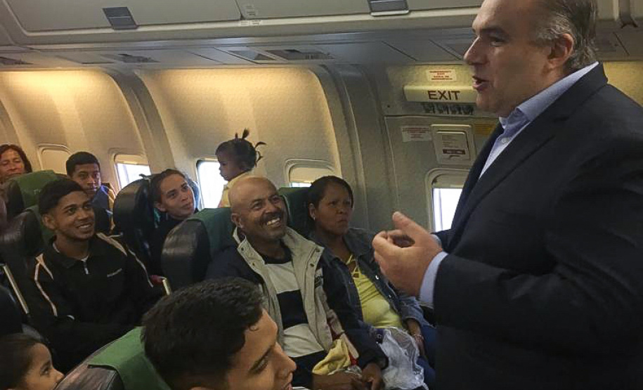 O secretário da Justiça, Família e Trabalho (Sejuf), Ney Leprevost recepcionou, nesta sexta feira, 15, um novo grupo de 109 venezuelanos que chegou à Curitiba. Os imigrantes vieram de Boa Vista (RR), em um avião da Força Aérea Brasileira (FAB), numa ação da Operação Acolhida. - Curitiba, 15/02/2019 - Foto: Divulgação SEJUF