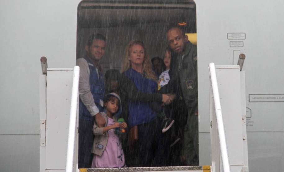 O secretário da Justiça, Família e Trabalho (Sejuf), Ney Leprevost recepcionou, nesta sexta feira, 15, um novo grupo de 109 venezuelanos que chegou à Curitiba. Os imigrantes vieram de Boa Vista (RR), em um avião da Força Aérea Brasileira (FAB), numa ação da Operação Acolhida. - Curitiba, 15/02/2019 - Foto: Divulgação SEJUF