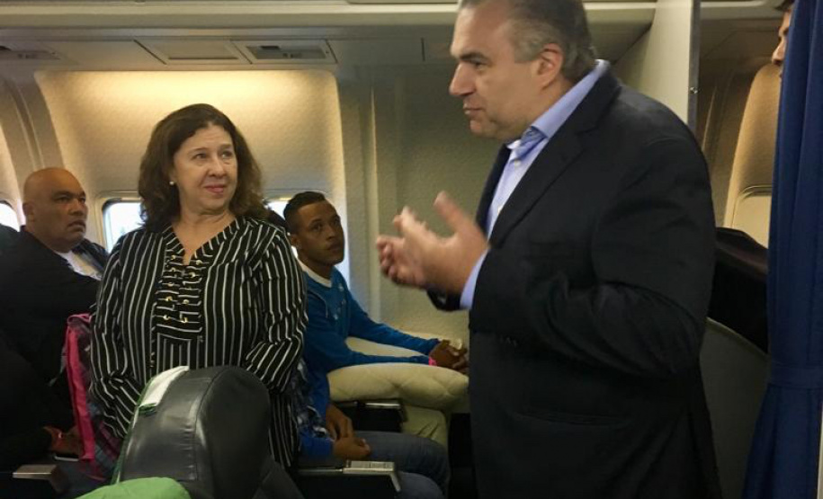 O secretário da Justiça, Família e Trabalho (Sejuf), Ney Leprevost recepcionou, nesta sexta feira, 15, um novo grupo de 109 venezuelanos que chegou à Curitiba. Os imigrantes vieram de Boa Vista (RR), em um avião da Força Aérea Brasileira (FAB), numa ação da Operação Acolhida. - Curitiba, 15/02/2019 - Foto: Divulgação SEJUF