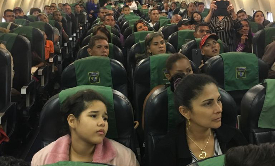 O secretário da Justiça, Família e Trabalho (Sejuf), Ney Leprevost recepcionou, nesta sexta feira, 15, um novo grupo de 109 venezuelanos que chegou à Curitiba. Os imigrantes vieram de Boa Vista (RR), em um avião da Força Aérea Brasileira (FAB), numa ação da Operação Acolhida. - Curitiba, 15/02/2019 - Foto: Divulgação SEJUF