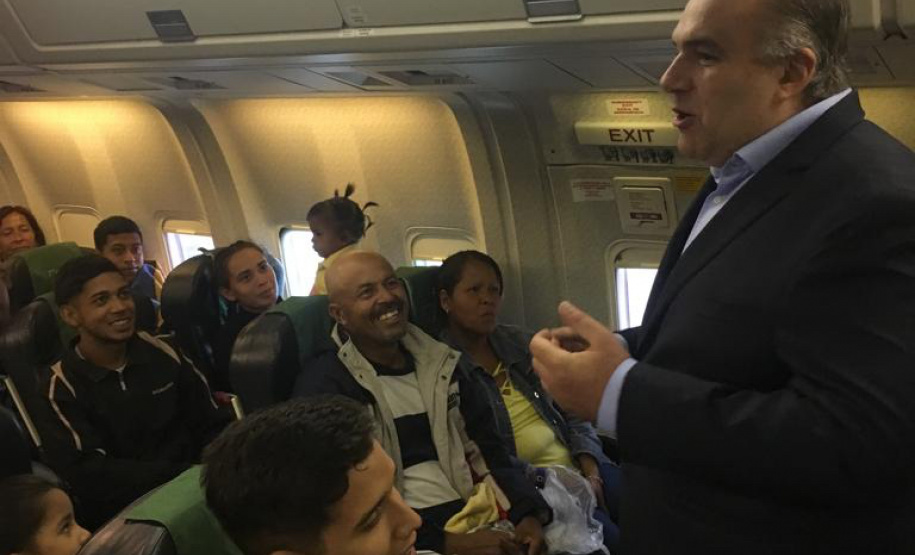 O secretário da Justiça, Família e Trabalho (Sejuf), Ney Leprevost recepcionou, nesta sexta feira, 15, um novo grupo de 109 venezuelanos que chegou à Curitiba. Os imigrantes vieram de Boa Vista (RR), em um avião da Força Aérea Brasileira (FAB), numa ação da Operação Acolhida. - Curitiba, 15/02/2019 - Foto: Divulgação SEJUF