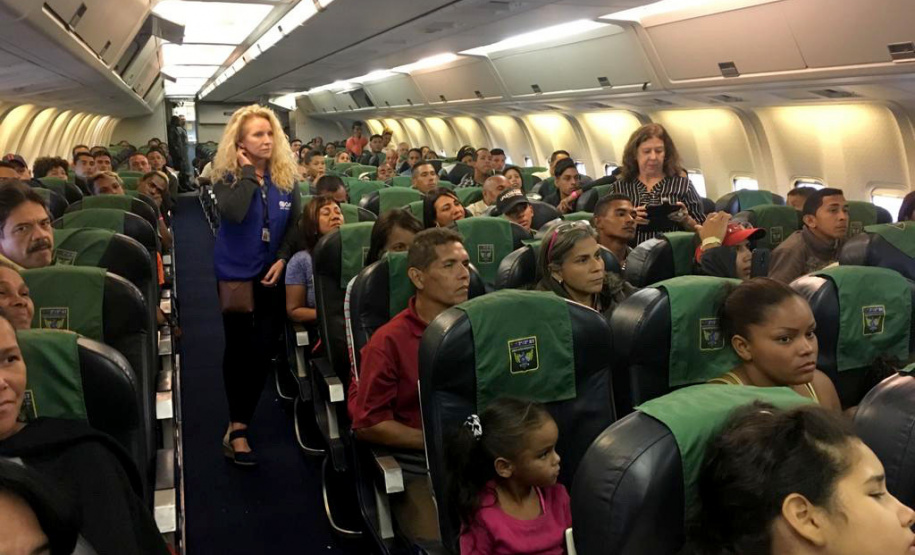 O secretário da Justiça, Família e Trabalho (Sejuf), Ney Leprevost recepcionou, nesta sexta feira, 15, um novo grupo de 109 venezuelanos que chegou à Curitiba. Os imigrantes vieram de Boa Vista (RR), em um avião da Força Aérea Brasileira (FAB), numa ação da Operação Acolhida. - Curitiba, 15/02/2019 - Foto: Divulgação SEJUF