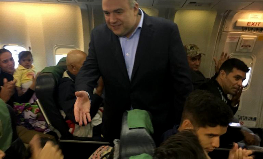 O secretário da Justiça, Família e Trabalho (Sejuf), Ney Leprevost recepcionou, nesta sexta feira, 15, um novo grupo de 109 venezuelanos que chegou à Curitiba. Os imigrantes vieram de Boa Vista (RR), em um avião da Força Aérea Brasileira (FAB), numa ação da Operação Acolhida. - Curitiba, 15/02/2019 - Foto: Divulgação SEJUF