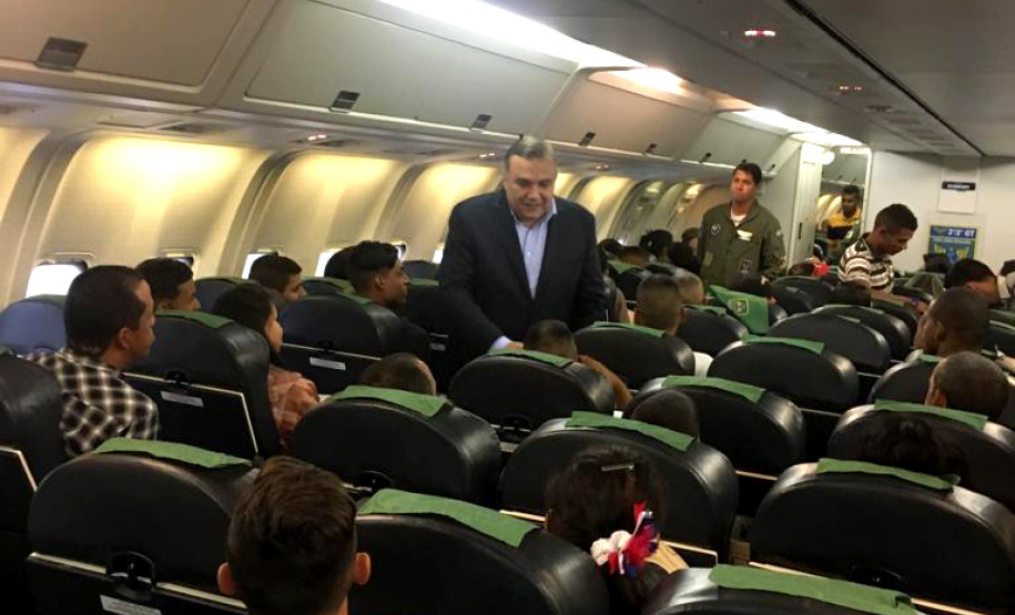 O secretário da Justiça, Família e Trabalho (Sejuf), Ney Leprevost recepcionou, nesta sexta feira, 15, um novo grupo de 109 venezuelanos que chegou à Curitiba. Os imigrantes vieram de Boa Vista (RR), em um avião da Força Aérea Brasileira (FAB), numa ação da Operação Acolhida. - Curitiba, 15/02/2019 - Foto: Divulgação SEJUF