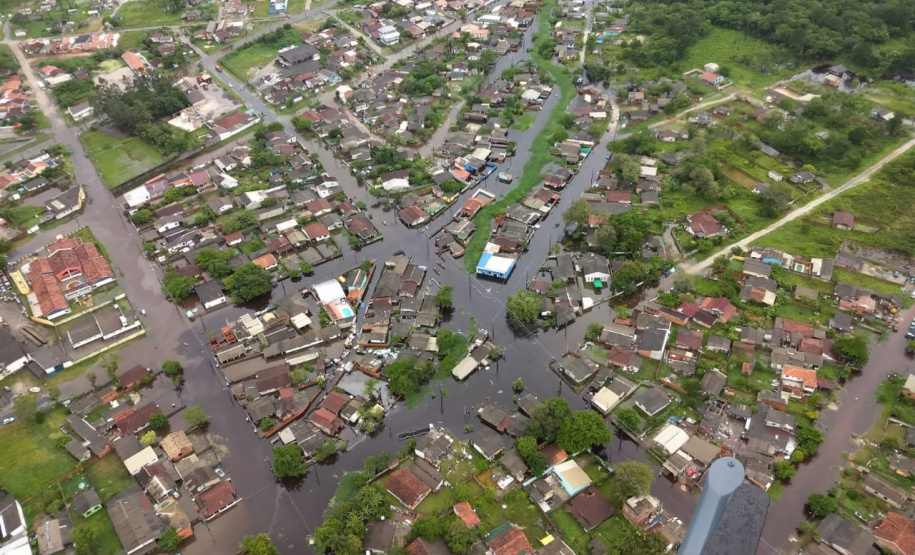 Cerca de 100 pessoas ficaram desalojadas em Guaratuba, no Litoral do Estado, em função das fortes chuvas que atingem a região desde sexta-feira (15). A Defesa Civil estima que cerca de 40 famílias estejam desalojadas em função dos alagamentos que ocorreram no município. - Guaratuba, 17/02/2019 - Foto: Defesa Civil do Governo do Paraná