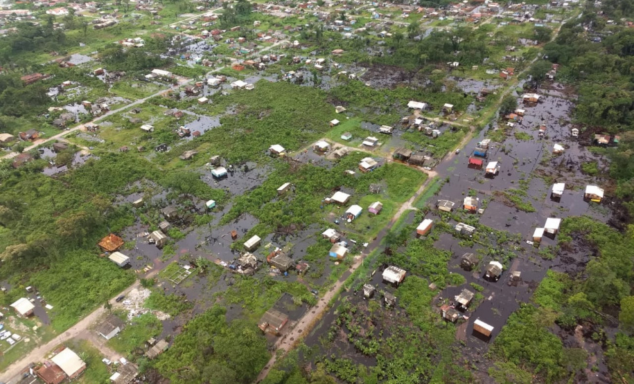 Cerca de 100 pessoas ficaram desalojadas em Guaratuba, no Litoral do Estado, em função das fortes chuvas que atingem a região desde sexta-feira (15). A Defesa Civil estima que cerca de 40 famílias estejam desalojadas em função dos alagamentos que ocorreram no município. - Guaratuba, 17/02/2019 - Foto: Defesa Civil do Governo do Paraná