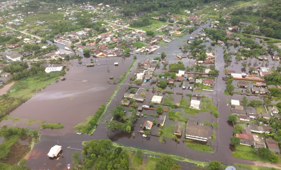 Cerca de 100 pessoas ficaram desalojadas em Guaratuba, no Litoral do Estado, em função das fortes chuvas que atingem a região desde sexta-feira (15). A Defesa Civil estima que cerca de 40 famílias estejam desalojadas em função dos alagamentos que ocorreram no município. - Guaratuba, 17/02/2019 - Foto: Defesa Civil do Governo do Paraná