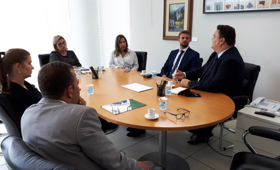 Reunião entre a Secretaria de Estado da Comunicação Social e a Controladoria Geral do Estado (CGE) sobre o Portal da Transparência. Participaram pela Secretaria da Comunicação Social o diretor-geral Fabrício Ferreira; e Úrsula Poli e Jomara Totzek da equipe de Marketing. Pela CGE, além de Siqueira, estavam presentes o diretor de Transparência e Controle Social da CGE, Matheus Klaus Gruber; e a coordenadora de Transparência, Thays Kruk da Rocha.  -  Curitiba, 15/02/2018  -  Foto: Divulgação ANPr
