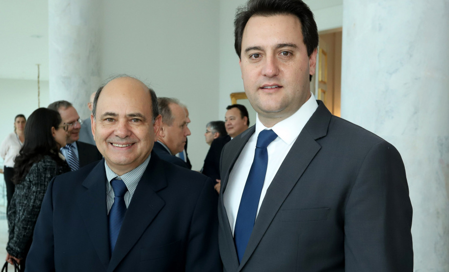 O governador Carlos Massa Ratinho Junior e o secretário de Segurança Pública e Administração Penitenciária, general Luiz Felipe Carbonell, levam ao governador de São Paulo, João Doria Junior, nesta segunda-feira (18), uma proposta de cooperação inédita na fronteira entre os dois estados para combater o crime organizado e o tráfico. O encontro será no Palácio dos Bandeirantes, sede do Executivo paulista. - Foto: Rodrigo Félix Leal/ANPr