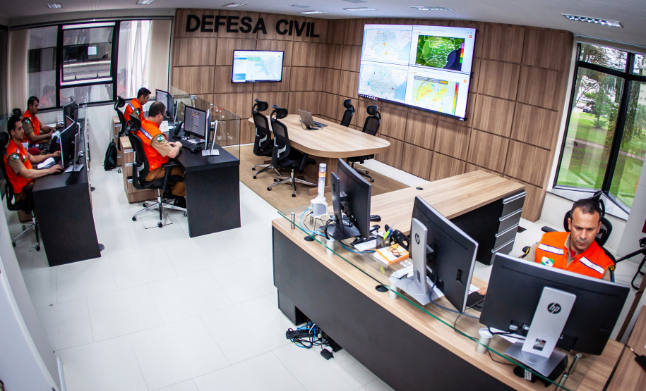 As equipes da Coordenadoria Estadual de Proteção e Defesa Civil estão monitorando a situação de Guaratuba, no Litoral do Estado, que foi atingida por fortes chuvas neste fim de semana