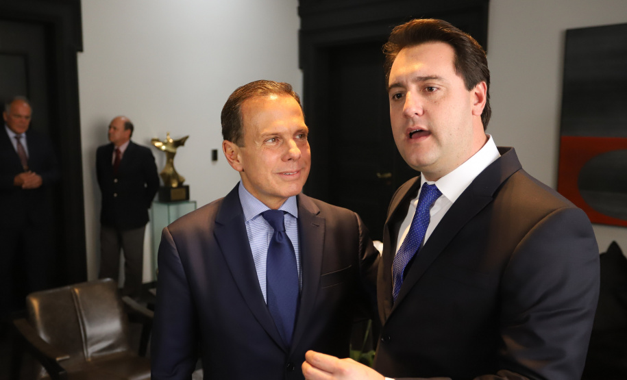 Em reunião realizada no Palácio dos Bandeirantes, em São Paulo, os governadores Carlos Massa Ratinho Junior e João Doria Junior acertaram os termos do projeto executivo de vigilância das fronteiras e integração das forças de segurança para o combate ao crime organizado nos dois estados. Os detalhes serão apresentados em 30 dias pela Secretaria de Segurança Pública e Administração Penitenciária do Paraná. - São Paulo, 18/02/2018 - Foto: Rodrigo Félix Leal/ANPr