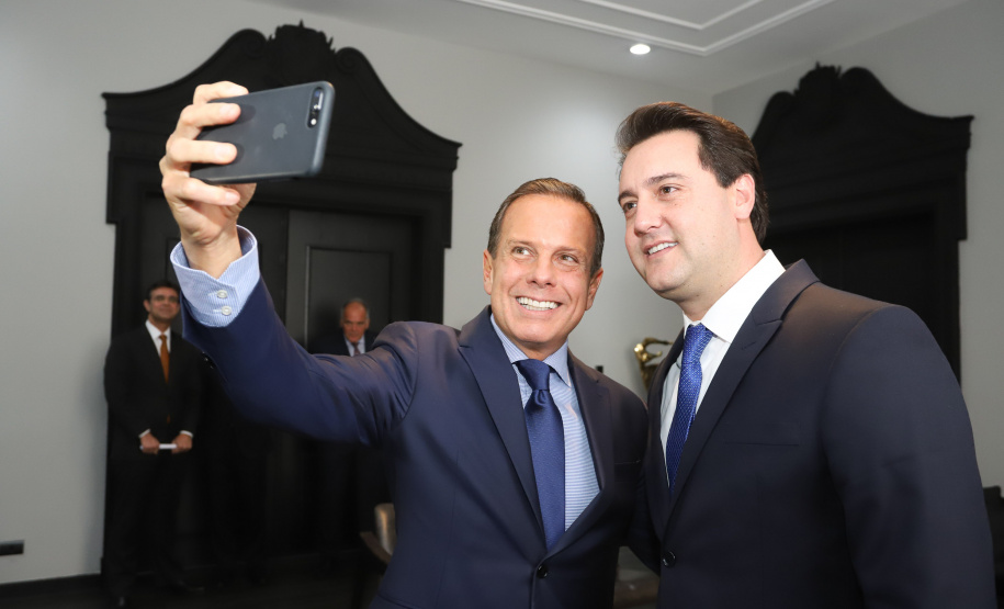 Em reunião realizada no Palácio dos Bandeirantes, em São Paulo, os governadores Carlos Massa Ratinho Junior e João Doria Junior acertaram os termos do projeto executivo de vigilância das fronteiras e integração das forças de segurança para o combate ao crime organizado nos dois estados. Os detalhes serão apresentados em 30 dias pela Secretaria de Segurança Pública e Administração Penitenciária do Paraná. - São Paulo, 18/02/2018 - Foto: Rodrigo Félix Leal/ANPr