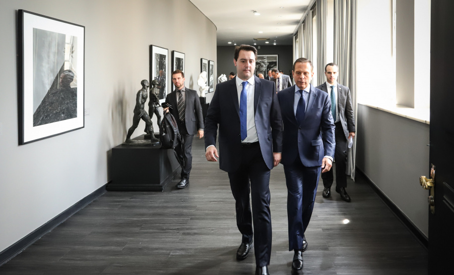 Em reunião realizada no Palácio dos Bandeirantes, em São Paulo, os governadores Carlos Massa Ratinho Junior e João Doria Junior acertaram os termos do projeto executivo de vigilância das fronteiras e integração das forças de segurança para o combate ao crime organizado nos dois estados. Os detalhes serão apresentados em 30 dias pela Secretaria de Segurança Pública e Administração Penitenciária do Paraná. - São Paulo, 18/02/2018 - Foto: Rodrigo Félix Leal/ANPr