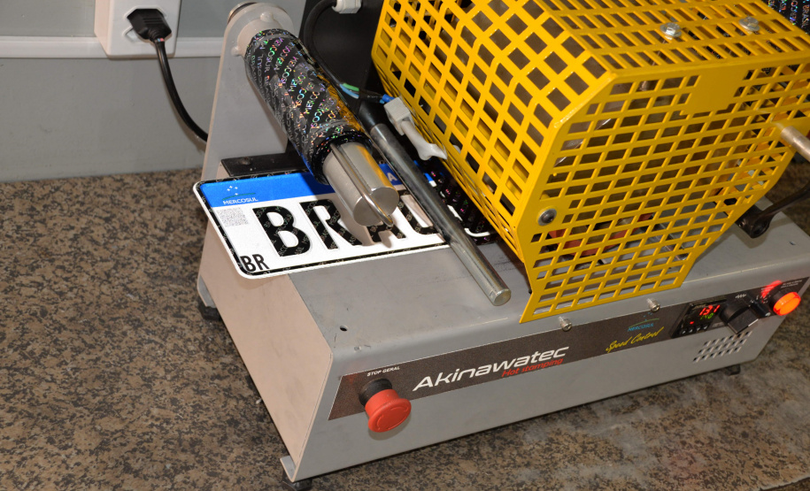 O Detran-PR já aplicou aproximadamente 30% do total de placas Mercosul do país, conforme dados do Denatran. São cerca de 960 mil veículos com o novo modelo em todo o Brasil. Foto: Divulgação/DetranPR