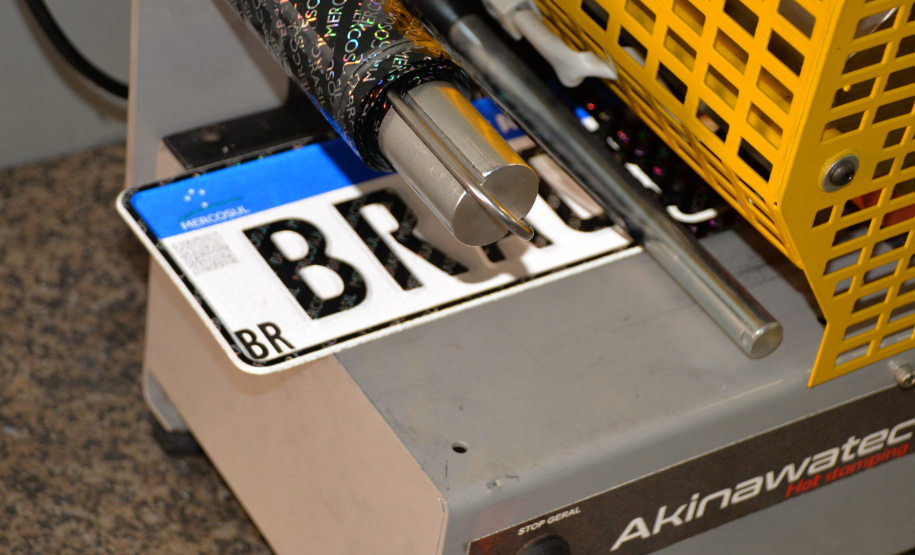 O Detran-PR já aplicou aproximadamente 30% do total de placas Mercosul do país, conforme dados do Denatran. São cerca de 960 mil veículos com o novo modelo em todo o Brasil. Foto: Divulgação/DetranPR