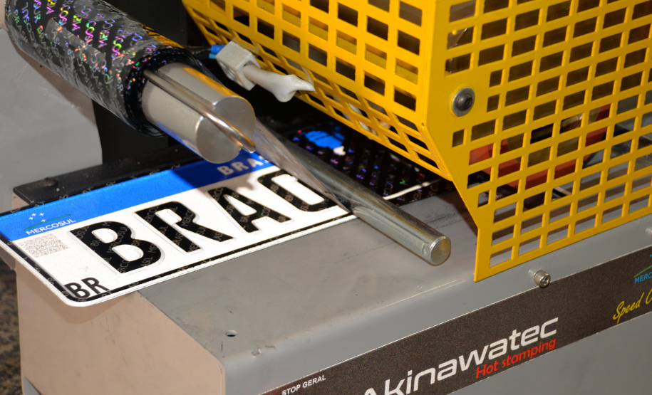 O Detran-PR já aplicou aproximadamente 30% do total de placas Mercosul do país, conforme dados do Denatran. São cerca de 960 mil veículos com o novo modelo em todo o Brasil. Foto: Divulgação/DetranPR