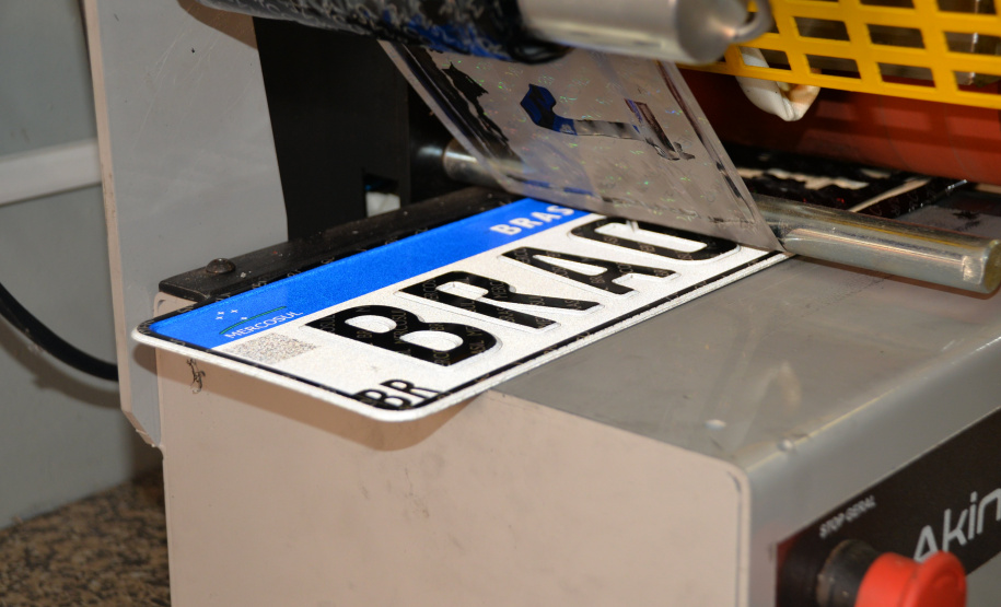 O Detran-PR já aplicou aproximadamente 30% do total de placas Mercosul do país, conforme dados do Denatran. São cerca de 960 mil veículos com o novo modelo em todo o Brasil. Foto: Divulgação/DetranPR