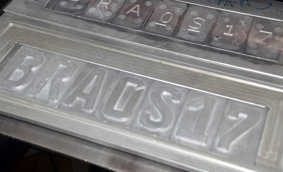 O Detran-PR já aplicou aproximadamente 30% do total de placas Mercosul do país, conforme dados do Denatran. São cerca de 960 mil veículos com o novo modelo em todo o Brasil. Foto: Divulgação/DetranPR