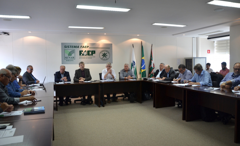 Estados do Sul querem avançar em sanidade na produção de leite. Representantes dos estados do Sul debateram nesta segunda-feira (19) tema na sede da Federação da Agricultura do Estado do Paraná (Faep), em Curitiba, com a presença dos secretários da Agricultura e Abastecimento, Norberto Ortigara, do Paraná; e de Ricardo de Gouvêa, da Agricultura e da Pesca de Santa Catarina.  -  Curitiba, 18/02/2019  -  Foto: Divulgação SEAB