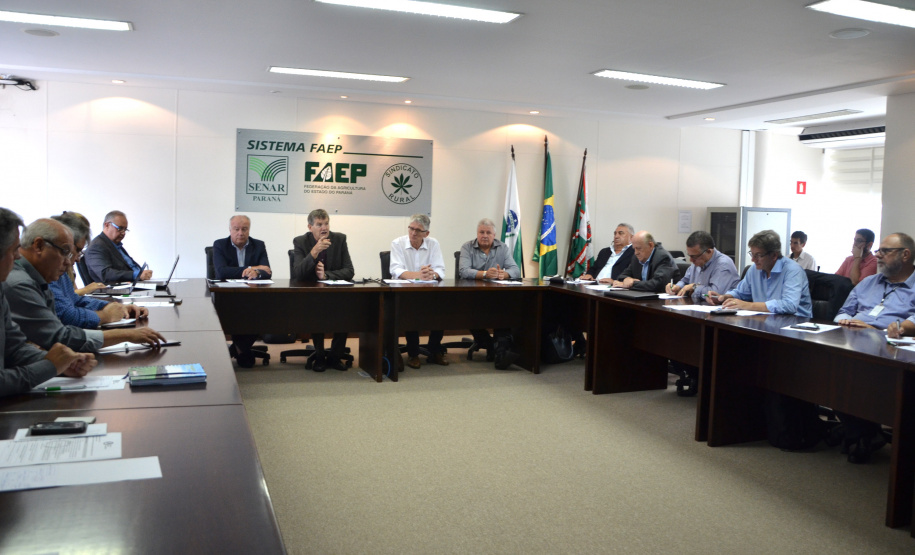 Estados do Sul querem avançar em sanidade na produção de leite. Representantes dos estados do Sul debateram nesta segunda-feira (19) tema na sede da Federação da Agricultura do Estado do Paraná (Faep), em Curitiba, com a presença dos secretários da Agricultura e Abastecimento, Norberto Ortigara, do Paraná; e de Ricardo de Gouvêa, da Agricultura e da Pesca de Santa Catarina.  -  Curitiba, 18/02/2019  -  Foto: Divulgação SEAB