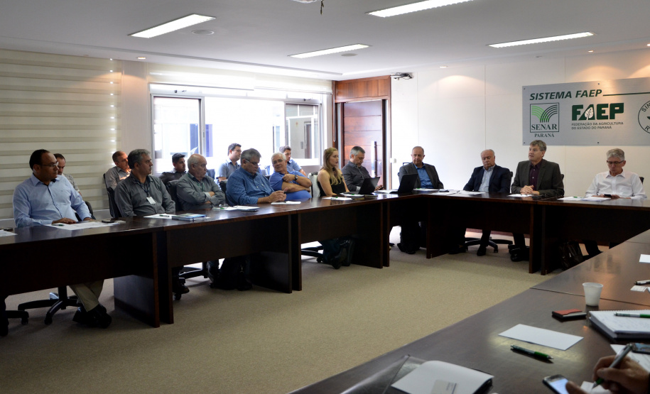 Estados do Sul querem avançar em sanidade na produção de leite. Representantes dos estados do Sul debateram nesta segunda-feira (19) tema na sede da Federação da Agricultura do Estado do Paraná (Faep), em Curitiba, com a presença dos secretários da Agricultura e Abastecimento, Norberto Ortigara, do Paraná; e de Ricardo de Gouvêa, da Agricultura e da Pesca de Santa Catarina.  -  Curitiba, 18/02/2019  -  Foto: Divulgação SEAB