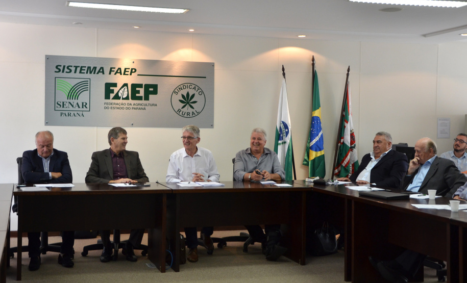 Estados do Sul querem avançar em sanidade na produção de leite. Representantes dos estados do Sul debateram nesta segunda-feira (19) tema na sede da Federação da Agricultura do Estado do Paraná (Faep), em Curitiba, com a presença dos secretários da Agricultura e Abastecimento, Norberto Ortigara, do Paraná; e de Ricardo de Gouvêa, da Agricultura e da Pesca de Santa Catarina.  -  Curitiba, 18/02/2019  -  Foto: Divulgação SEAB