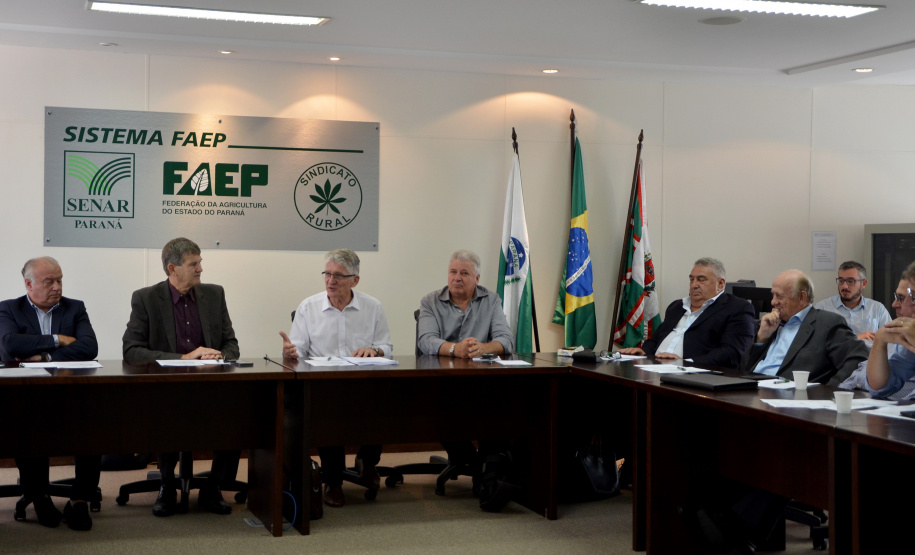 Estados do Sul querem avançar em sanidade na produção de leite. Representantes dos estados do Sul debateram nesta segunda-feira (19) tema na sede da Federação da Agricultura do Estado do Paraná (Faep), em Curitiba, com a presença dos secretários da Agricultura e Abastecimento, Norberto Ortigara, do Paraná; e de Ricardo de Gouvêa, da Agricultura e da Pesca de Santa Catarina.  -  Curitiba, 18/02/2019  -  Foto: Divulgação SEAB