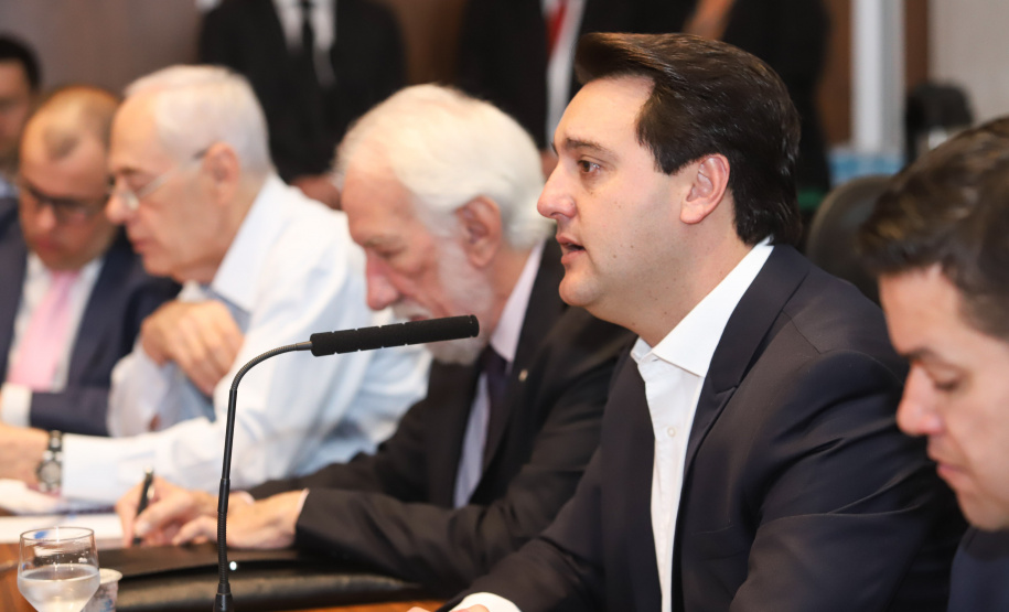 O presidente da Companhia de Habitação do Paraná (Cohapar), Jorge Lange, apresentou ao governador Carlos Massa Ratinho Junior nesta terça-feira (19) a proposta de reestruturação de cargos da empresa com economia de 22% apenas em janeiro. A folha de pagamento encolheu de R$ 1,75 milhão para 1,35 milhão. A economia deve gerar investimentos para diminuir o déficit habitacional de 485 mil domicílios. Curitiba,19/02/2019 - Foto: Rodrigo Félix Leal/ANPr