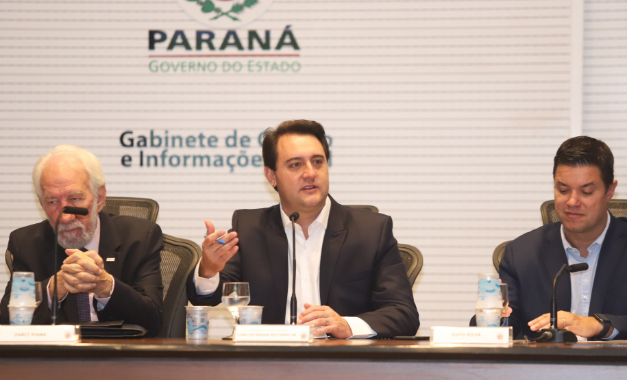 O presidente da Companhia de Habitação do Paraná (Cohapar), Jorge Lange, apresentou ao governador Carlos Massa Ratinho Junior nesta terça-feira (19) a proposta de reestruturação de cargos da empresa com economia de 22% apenas em janeiro. A folha de pagamento encolheu de R$ 1,75 milhão para 1,35 milhão. A economia deve gerar investimentos para diminuir o déficit habitacional de 485 mil domicílios. Curitiba,19/02/2019 - Foto: Rodrigo Félix Leal/ANPr