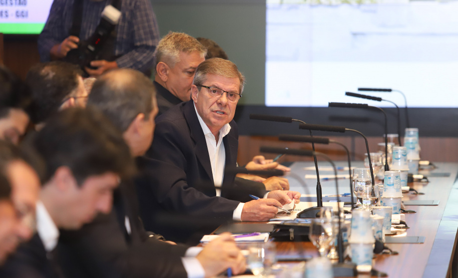 O presidente da Companhia de Habitação do Paraná (Cohapar), Jorge Lange, apresentou ao governador Carlos Massa Ratinho Junior nesta terça-feira (19) a proposta de reestruturação de cargos da empresa com economia de 22% apenas em janeiro. A folha de pagamento encolheu de R$ 1,75 milhão para 1,35 milhão. A economia deve gerar investimentos para diminuir o déficit habitacional de 485 mil domicílios. Curitiba,19/02/2019 - Foto: Rodrigo Félix Leal/ANPr