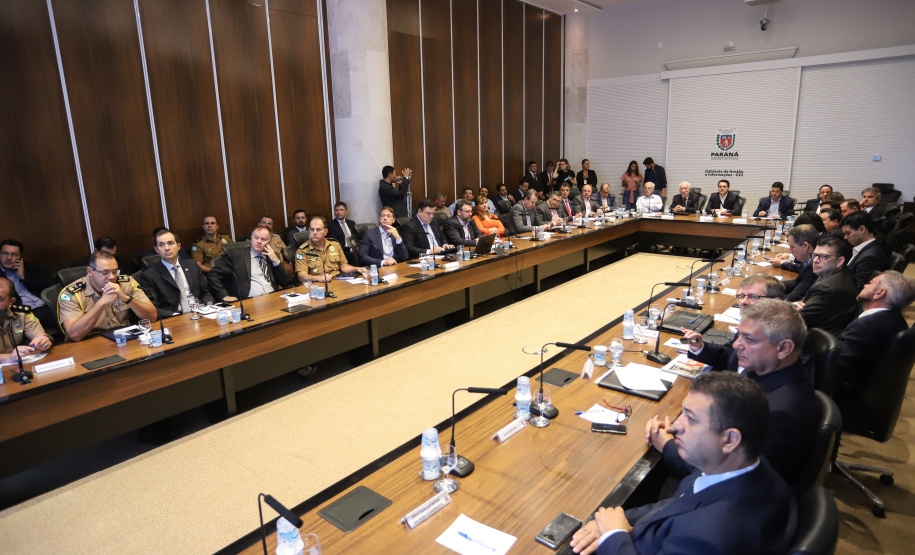 O presidente da Companhia de Habitação do Paraná (Cohapar), Jorge Lange, apresentou ao governador Carlos Massa Ratinho Junior nesta terça-feira (19) a proposta de reestruturação de cargos da empresa com economia de 22% apenas em janeiro. A folha de pagamento encolheu de R$ 1,75 milhão para 1,35 milhão. A economia deve gerar investimentos para diminuir o déficit habitacional de 485 mil domicílios. Curitiba,19/02/2019 - Foto: Rodrigo Félix Leal/ANPr