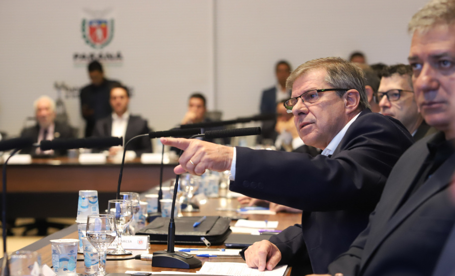 O presidente da Companhia de Habitação do Paraná (Cohapar), Jorge Lange, apresentou ao governador Carlos Massa Ratinho Junior nesta terça-feira (19) a proposta de reestruturação de cargos da empresa com economia de 22% apenas em janeiro. A folha de pagamento encolheu de R$ 1,75 milhão para 1,35 milhão. A economia deve gerar investimentos para diminuir o déficit habitacional de 485 mil domicílios. Curitiba,19/02/2019 - Foto: Rodrigo Félix Leal/ANPr