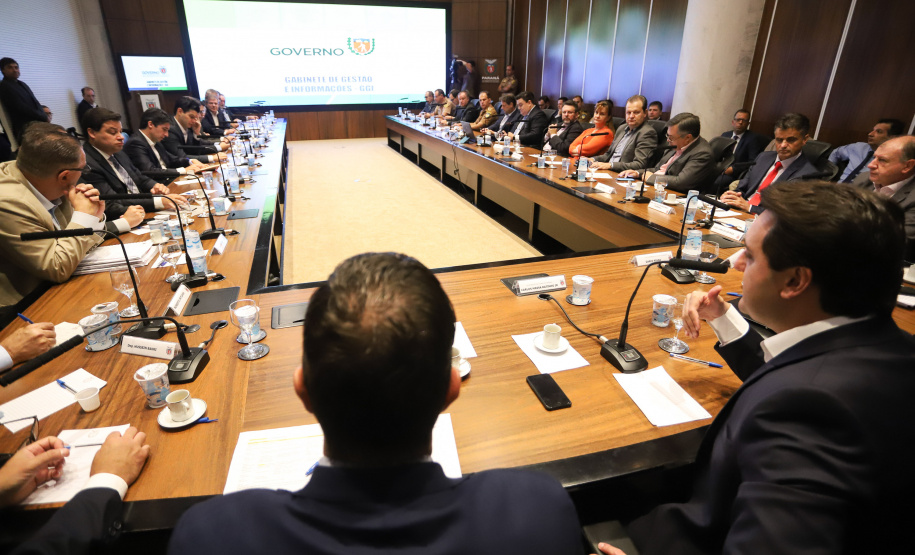 O presidente da Companhia de Habitação do Paraná (Cohapar), Jorge Lange, apresentou ao governador Carlos Massa Ratinho Junior nesta terça-feira (19) a proposta de reestruturação de cargos da empresa com economia de 22% apenas em janeiro. A folha de pagamento encolheu de R$ 1,75 milhão para 1,35 milhão. A economia deve gerar investimentos para diminuir o déficit habitacional de 485 mil domicílios. Curitiba,19/02/2019 - Foto: Rodrigo Félix Leal/ANPr