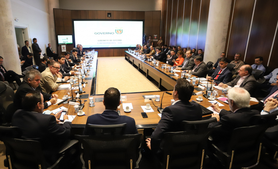 O presidente da Companhia de Habitação do Paraná (Cohapar), Jorge Lange, apresentou ao governador Carlos Massa Ratinho Junior nesta terça-feira (19) a proposta de reestruturação de cargos da empresa com economia de 22% apenas em janeiro. A folha de pagamento encolheu de R$ 1,75 milhão para 1,35 milhão. A economia deve gerar investimentos para diminuir o déficit habitacional de 485 mil domicílios. Curitiba,19/02/2019 - Foto: Rodrigo Félix Leal/ANPr