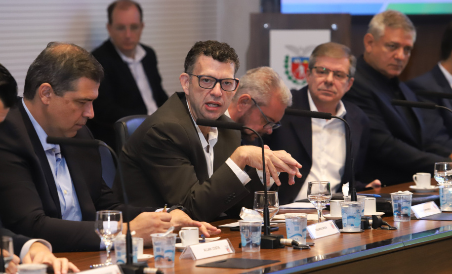 O presidente da Companhia de Habitação do Paraná (Cohapar), Jorge Lange, apresentou ao governador Carlos Massa Ratinho Junior nesta terça-feira (19) a proposta de reestruturação de cargos da empresa com economia de 22% apenas em janeiro. A folha de pagamento encolheu de R$ 1,75 milhão para 1,35 milhão. A economia deve gerar investimentos para diminuir o déficit habitacional de 485 mil domicílios. Curitiba,19/02/2019 - Foto: Rodrigo Félix Leal/ANPr