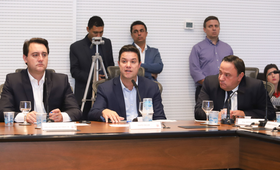 O presidente da Companhia de Habitação do Paraná (Cohapar), Jorge Lange, apresentou ao governador Carlos Massa Ratinho Junior nesta terça-feira (19) a proposta de reestruturação de cargos da empresa com economia de 22% apenas em janeiro. A folha de pagamento encolheu de R$ 1,75 milhão para 1,35 milhão. A economia deve gerar investimentos para diminuir o déficit habitacional de 485 mil domicílios. Curitiba,19/02/2019 - Foto: Rodrigo Félix Leal/ANPr