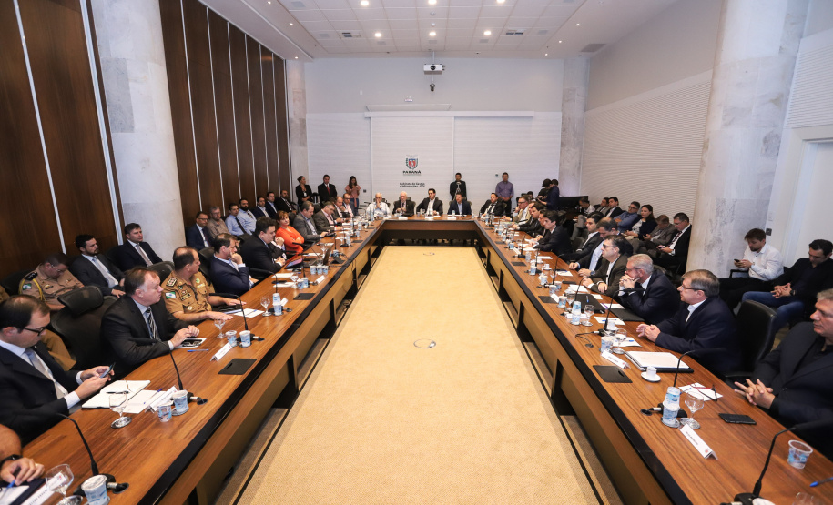O presidente da Companhia de Habitação do Paraná (Cohapar), Jorge Lange, apresentou ao governador Carlos Massa Ratinho Junior nesta terça-feira (19) a proposta de reestruturação de cargos da empresa com economia de 22% apenas em janeiro. A folha de pagamento encolheu de R$ 1,75 milhão para 1,35 milhão. A economia deve gerar investimentos para diminuir o déficit habitacional de 485 mil domicílios. Curitiba,19/02/2019 - Foto: Rodrigo Félix Leal/ANPr