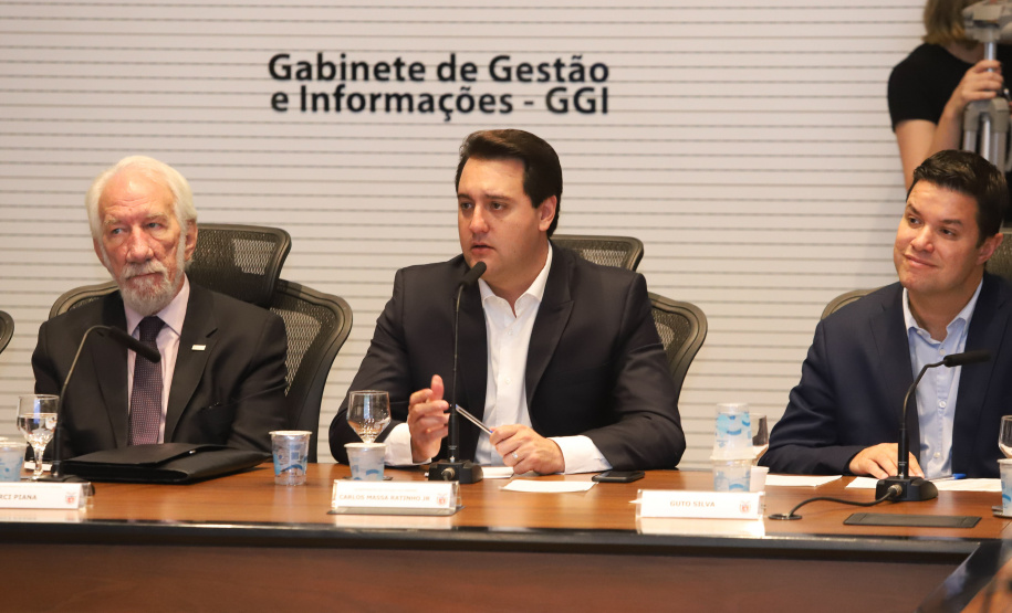O presidente da Companhia de Habitação do Paraná (Cohapar), Jorge Lange, apresentou ao governador Carlos Massa Ratinho Junior nesta terça-feira (19) a proposta de reestruturação de cargos da empresa com economia de 22% apenas em janeiro. A folha de pagamento encolheu de R$ 1,75 milhão para 1,35 milhão. A economia deve gerar investimentos para diminuir o déficit habitacional de 485 mil domicílios. Curitiba,19/02/2019 - Foto: Rodrigo Félix Leal/ANPr