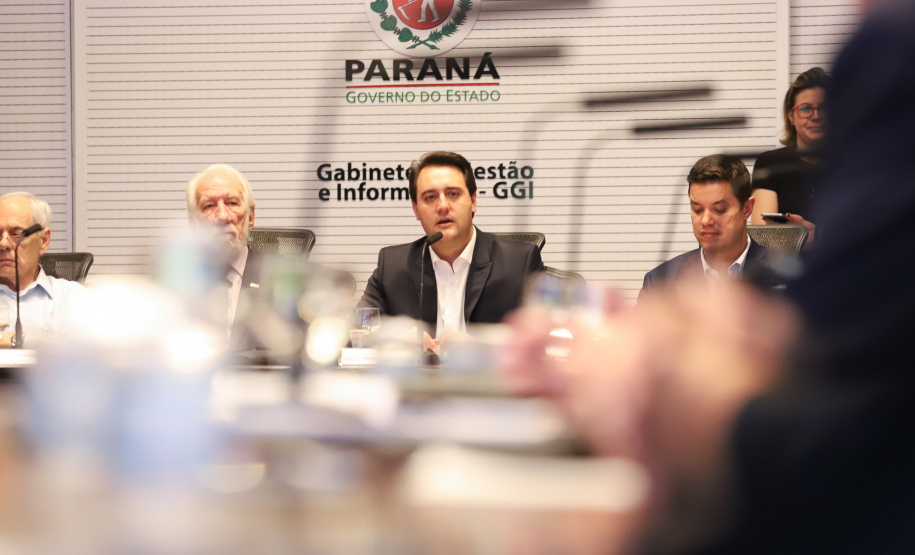 O presidente da Companhia de Habitação do Paraná (Cohapar), Jorge Lange, apresentou ao governador Carlos Massa Ratinho Junior nesta terça-feira (19) a proposta de reestruturação de cargos da empresa com economia de 22% apenas em janeiro. A folha de pagamento encolheu de R$ 1,75 milhão para 1,35 milhão. A economia deve gerar investimentos para diminuir o déficit habitacional de 485 mil domicílios. Curitiba,19/02/2019 - Foto: Rodrigo Félix Leal/ANPr