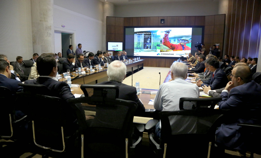 O presidente da Companhia de Habitação do Paraná (Cohapar), Jorge Lange, apresentou ao governador Carlos Massa Ratinho Junior nesta terça-feira (19) a proposta de reestruturação de cargos da empresa com economia de 22% apenas em janeiro. A folha de pagamento encolheu de R$ 1,75 milhão para 1,35 milhão. A economia deve gerar investimentos para diminuir o déficit habitacional de 485 mil domicílios. Curitiba,19/02/2019 Foto:Jaelson Lucas ANPr