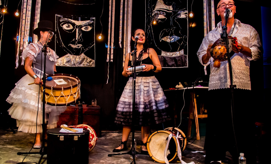 Itaercio Rocha, Thayana Barbosa e Melina Mulazani revisitam a trajetória do grupo Mundaréu na estreia da temporada 2019 do projeto Música na Biblioteca — que acontece nesta sexta-feira (22), às 17h30, no hall térreo da BPP. Foto: Divulgação/BPP