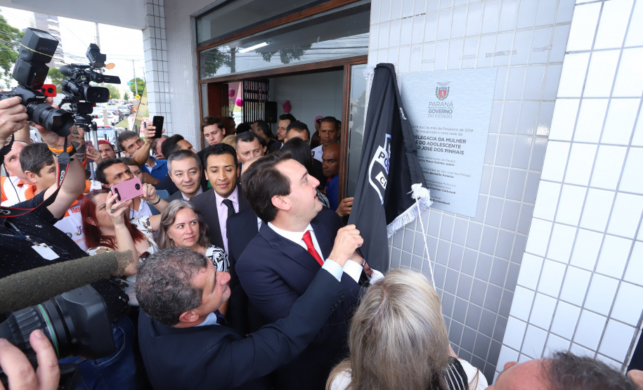 O governador Carlos Massa Ratinho Junior inaugura a nova sede da Delegacia da Mulher e do Adolescente de São José dos Pinhais, na Região Metropolitana de Curitiba.Foto: Rodrigo Felix Leal/ANPr