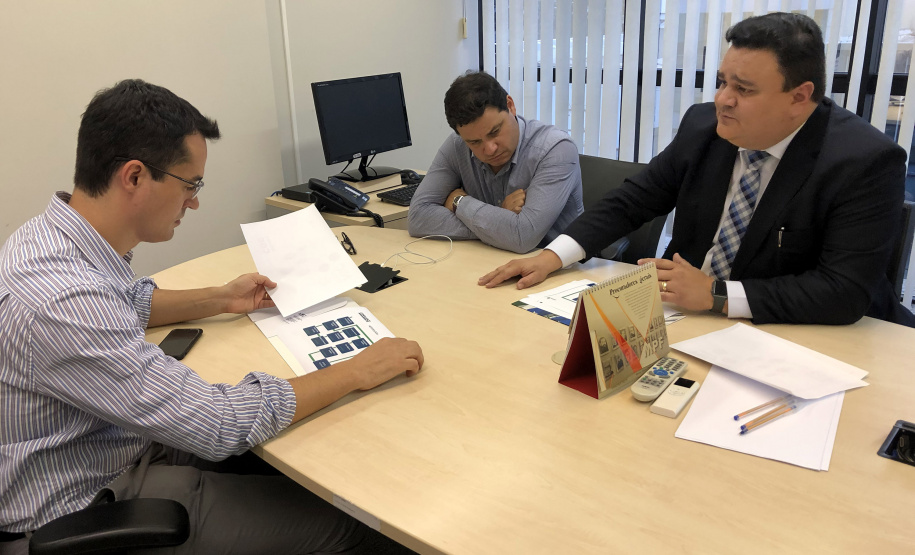 O controlador-geral do Estado, Raul Siqueira, apresentou ao procurador da República Deltan Dallagnol o modelo do Programa de Integridade e Compliance, desenvolvido para o Governo do Estado. Dallagnol parabenizou a iniciativa e se colocou à disposição da Controladoria Geral do Estado (CGE), no combate à corrupção. A apresentação ocorreu no Ministério Público Federal, na noite de quinta-feira (18). -  Curitiba, 18/02/2019  -  Foto: Divulgação CGE
